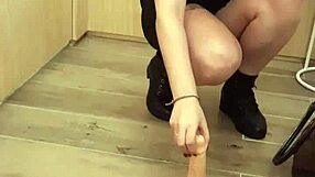 Amateur guy jerks off in the dressing room of the shop.