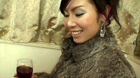 Amateur Japanese beauty masturbates in the bath