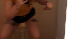 Amateur guy jerks off in the dressing room of the shop.