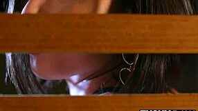 क्यूट ब्रूनेट हार्ड एनल पाउंडिंग से संतुष्ट नहीं होती