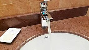 Latina Enters Hotel in Lince