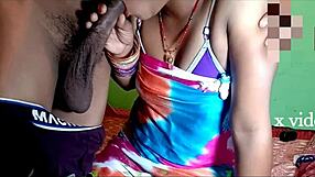 भाभी जोर से चूसती है और नए स्टाइल की चुदाई के लिए अपनी शेव्ड चूत में गहराई तक लेती है