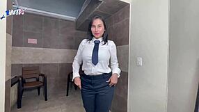 Mi abogada me ayuda con mi caso y yo le hago anal en publico.