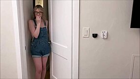 नर्डी सौतेली बहन मेलोडी मार्क्स ने थिओडोरा डे और एलेक्स एडम्स के साथ वाइल्ड थ्रीसम आजमाया