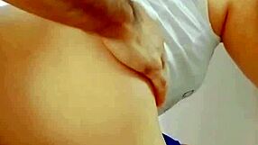 jovencita se desnuda mientras hace la limpieza y el depravado se aprovecha de su inocencia real casero