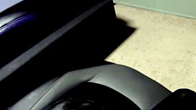 देखो मैं इस बीडब्ल्यूसी को स्ट्रोक कर ऑर्गेज्म तक ले जाती हूं!