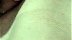 Boldly licking my girlfriend's pussy with tongue