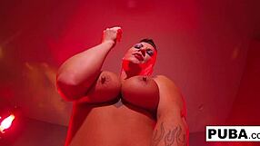 जेजेबेल बॉन्ड की गंदी थूक फेटिश खेल