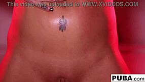 जेजेबेल बॉन्ड की गंदी थूक फेटिश खेल