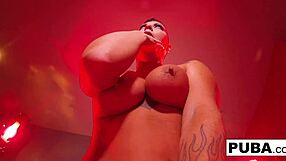 जेजेबेल बॉन्ड की गंदी थूक फेटिश खेल