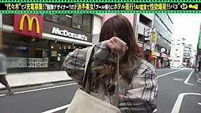 This asian babe gives a blowjob and gets cumshot