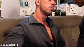 रयान रॉस और माइक बेबेसिटो काम के बाद एक-दूसरे को चूस रहे हैं