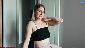 स्टेपसिस्टर मेरे डिक पर राइड करके पैंटी पर कम से फिक्स करती है