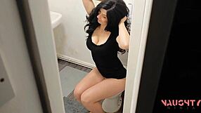 Caught friends' mom naked in the toilet for a steamy scene