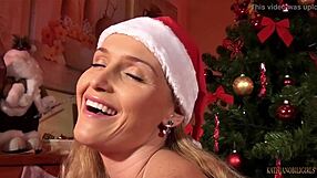 This blondie gives a fantastic blowjob and handjob