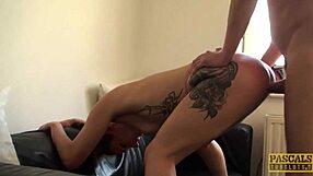 टैटू वाली ऐवा ऑस्टन को पाउंड किया गया और कम निगला