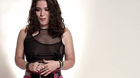 Victoria Voxxx shows how she orgasms solo up close.