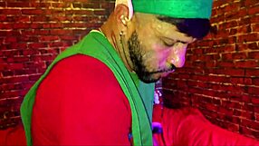 Depois De Uma Intensa Noite De Trabalhos Os Elfos Tiveram Permissão Para Realizar Uma Deliciosa Orgia E Todos Foderam O Velho Noel Full 24 12