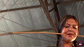 मेरी कमाल की लेस्बियन दोस्तों ने वेयरहाउस में स्ट्रैप-ऑन के साथ धमाल मचाया!