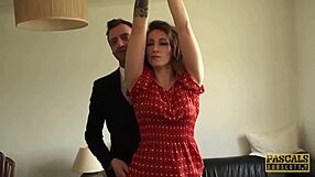 टैटू वाली ऐवा ऑस्टन को पाउंड किया गया और कम निगला