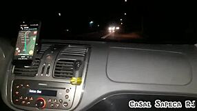 mamando meu amigo no carro, vidros abertos, marido filmando