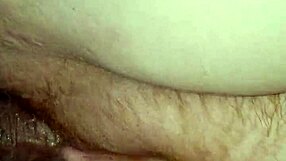 मेरी पत्नी घर पर पागलों की तरह फुहार मार रही है