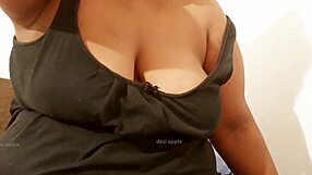 indian aunty showing sexy boobs