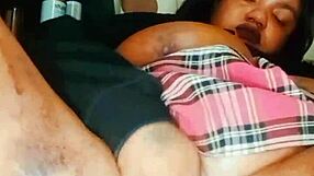 वाह, ये मोटी रानी हर जगह क्रीम कर रही है!