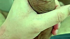 Novinho na punheta e gozando