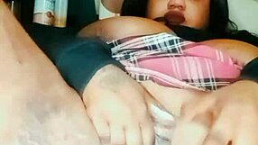 वाह, ये मोटी रानी हर जगह क्रीम कर रही है!