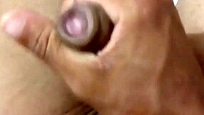 batendo punheta sozinho no quarto