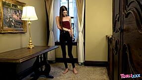 युवा शेमेल ऐवा हॉल्ट छोटी छातियों के साथ अकेली क्रॉसड्रेसिंग सीन में मस्तरबेट करती है