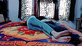 अरे वाह! स्लिम सेक्सी आंटी को बड़े लंड वाले लड़के ने ड्रिल किया, हॉट देसी पोर्न!