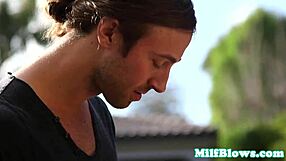 क्लासी मिल्फ एश्ले फायर्स गैगिंग के साथ लंड को गहराई तक चूसती है