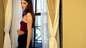 युवा शेमेल ऐवा हॉल्ट छोटी छातियों के साथ अकेली क्रॉसड्रेसिंग सीन में मस्तरबेट करती है