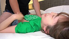 यंग 18+ बेब ओल्ड गाय पर वाइल्ड काउगर्ल मूव्स से हार्ड राइड करती है। उसका थिक अस और हैरी स्लिट उसे पागल कर देती है।