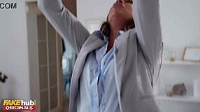 फेकहब - ब्रिटिश लारा ली फेक पुसी कम डंप पर जलन महसूस करती है