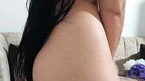 जोवेंसिता कैमरे के सामने अपनी चूत चोदती है, गंदी बातें करती हुई