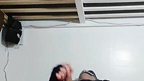 Ladyboy reitet das erste mal einen dildo