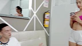 hermanastro desea a su hermanastra y le da una mamada intensa