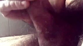 यो, इस चुपके से बाथरूम में मुठ मारने का सेशन देखो, बहुत हॉट है! 🔥