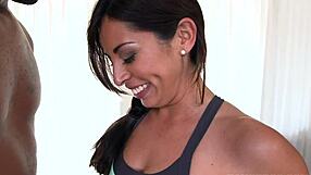 योग लड़की बड़ा काला लंड आजमाती है।