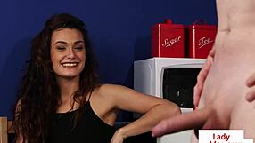 क्यूट बेब ने पैर फैलाए, लड़के की मदद के लिए तैयार!