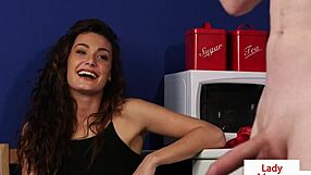 क्यूट बेब ने पैर फैलाए, लड़के की मदद के लिए तैयार!