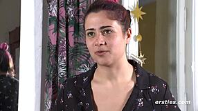 आपको इनवाइट किया जाता है नाला को उसकी हैरी चूत फिंगर करते हुए देखने के लिए