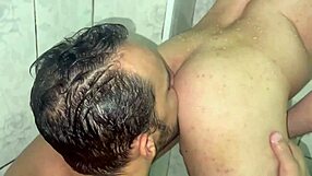 No Banheiro Desse Barbudo Sempre Há Espaço Para Putaria O Marmanjo Forte Recebe A Visita De Um Franguinho Para Dar Um Trato Na Sua Pica Pesada!