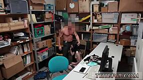 यो, ये पुलिस स्लट स्टोर एसोसिएट से रंगे हाथों पकड़ी गई, वाइल्ड सीन!