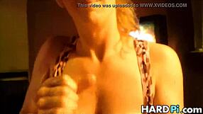 बड़ी चूचियों वाली बीवी पति को हॉट हैंडजॉब देती है