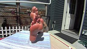 What bikini babe does with her feet and toes?