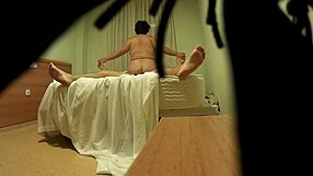 Pareja pillada en hotel mientras ella lame culo y mete dedo en ano